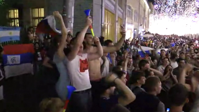 Kein Chaos und keine Schlägereien - Fans aus aller Welt feiern gemeinsam Russlands 3:1 in Moskau