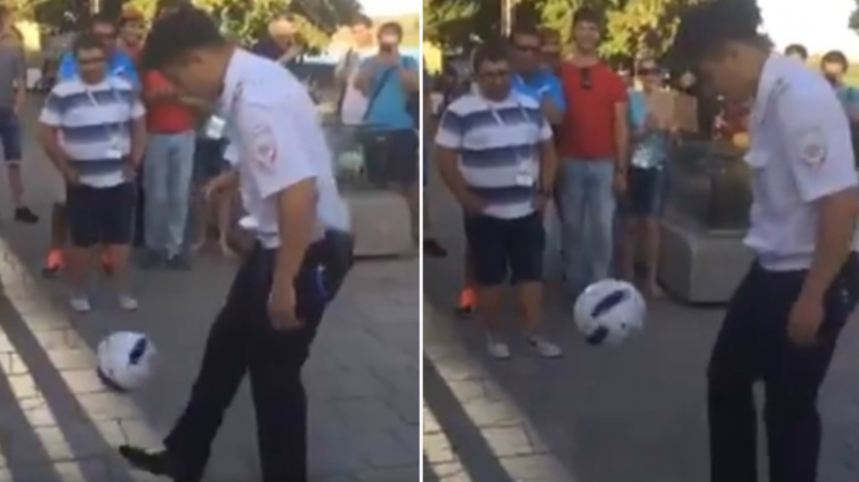 Russland im WM-Fieber: Polizeibeamter präsentiert Passanten sein Können am Ball