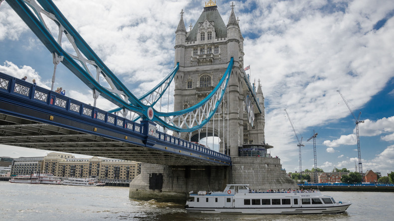 Wasserspiel von Tower Bridge zugepflastert – weil Smartphone-Nutzer hineinstolperten