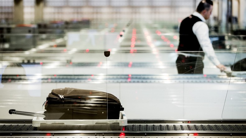 Flughafen: Frau vergisst, Elektroschocker herauszunehmen - Sicherheitspersonal bemerkt es nicht