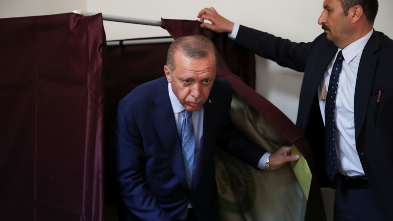 Türkischer Präsident Erdogan stimmt bei entscheidenden Wahlen ab