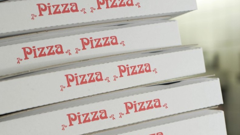 Damit sie nicht kalt wird: Feuerwehr in den USA liefert für verunglückten Fahrer Pizza aus 