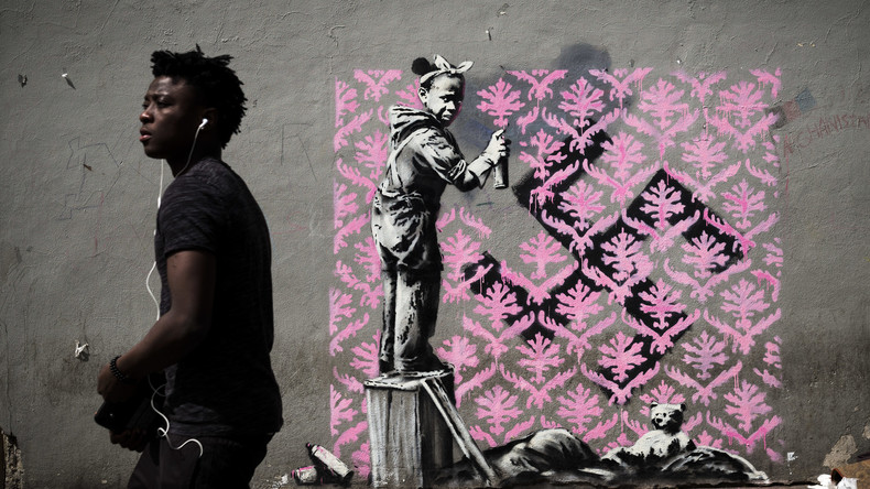 Street-Art-Künstler Banksy nimmt französische Migrationspolitik mit neuen Werken ins Visier 