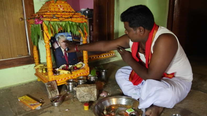 "Er betet ihn seit drei Jahren täglich an" - Inder glaubt fest daran, dass Trump ein Gott ist