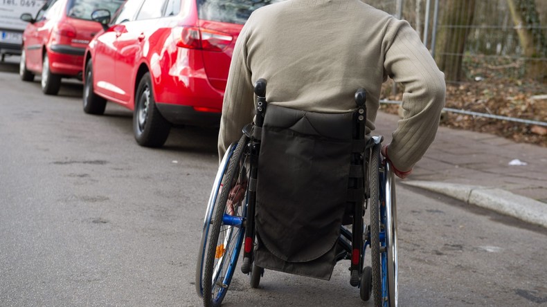 94-Jähriger Geisterfahrer im Rollstuhl entkommt nur knapp einem Unfall