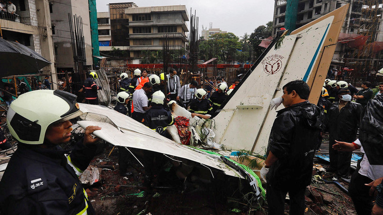 Charter-Flugzeug in Mumbai abgestürzt - Fünf Tote 