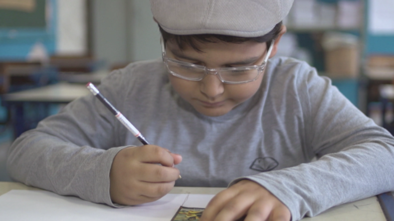 Seine Mutter hatte kein Geld: Achtjähriger zeichnet Panini-Heft nach und wird zum Star