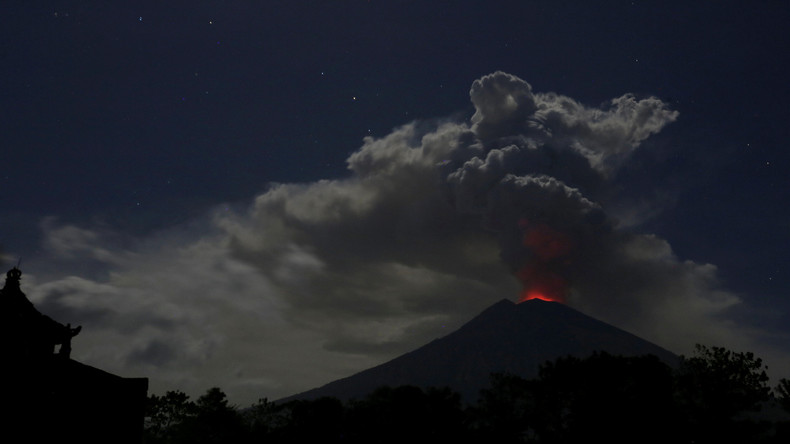 Aschesäule über Vulkan Agung auf Bali - Flughäfen geschlossen 