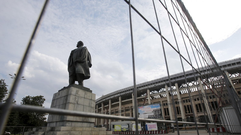 Finale mit Wladimir Iljitsch: Kommunisten freuen sich über Lenin-Statue vor WM-Stadion in Moskau