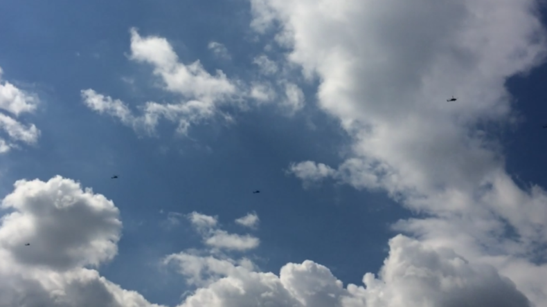 Exklusiv-Aufnahmen: Zehn US-amerikanische Hubschrauber am Himmel über Sachsen