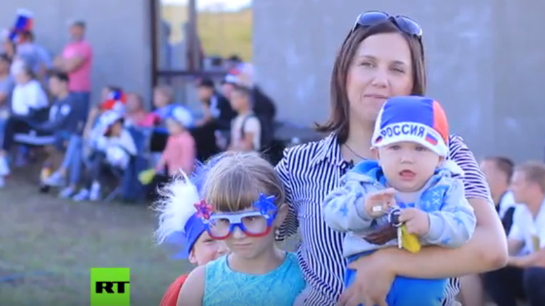 Fan-Zone vor der Haustür: Russische Dorfbewohner stellen eigene WM-Leinwand auf (Video)