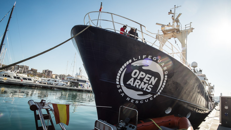 Spanische Seenotretter nehmen Migranten trotz Schiffsblockade durch Italien an Bord