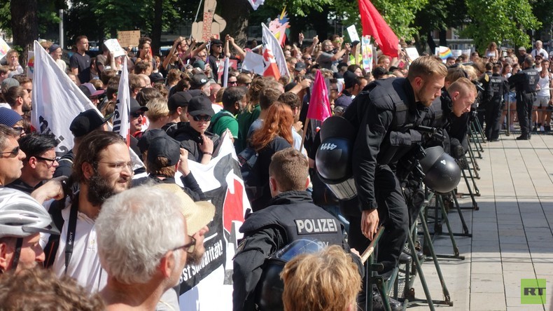 Augsburg: Pinkeln unter Polizeitschutz