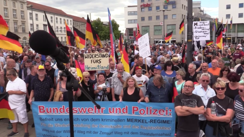 "Sie soll zurücktreten!" - Protest gegen Merkels Asylpolitik in Cottbus