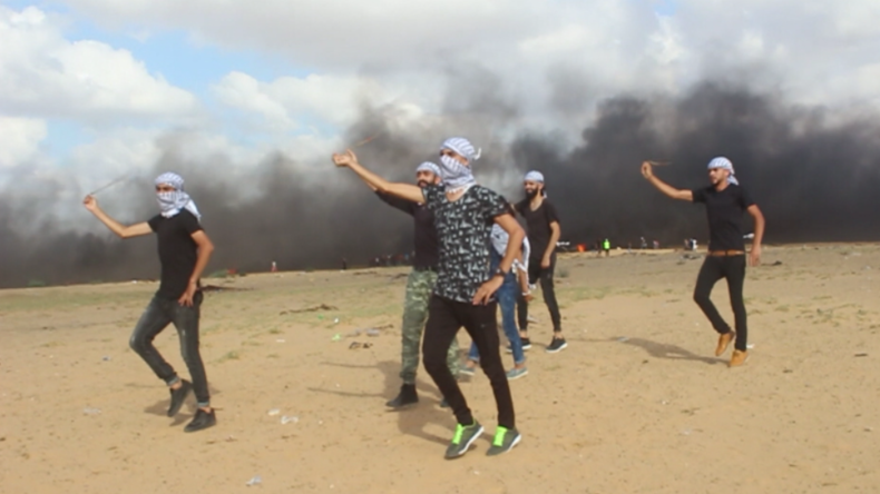 Steinewerfer-Choreografie? Protestler performen Tanz vor rauchendem Grenzzaun zu Israel