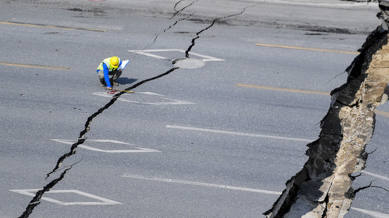 Und der Boden tat sich auf: 50 Meter langer Straßenabschnitt in China bricht zusammen