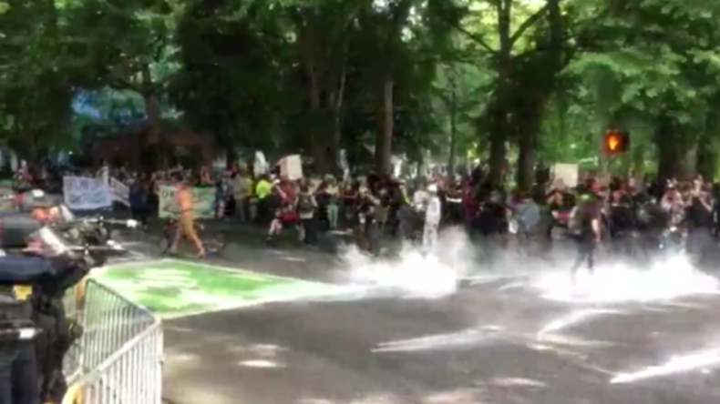 USA: Dutzende Antifa-Anhänger und rechte Protestler liefern sich Massenschlägerei 