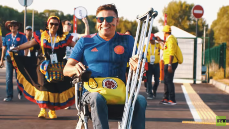 Fan-Porträt: Kolumbianischer Rollstuhlfahrer trifft auf russische Hilfsbereitschaft (Video)