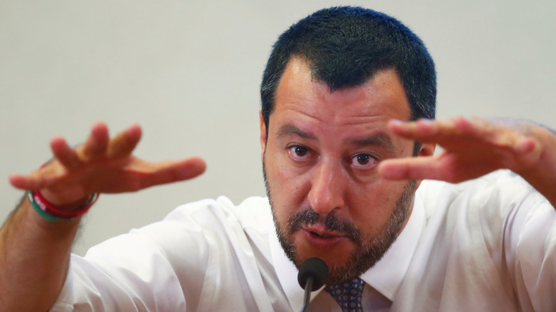 Badehose als Mittel gegen Mafia - Italiens Innenminister Salvini badet im beschlagnahmten Pool