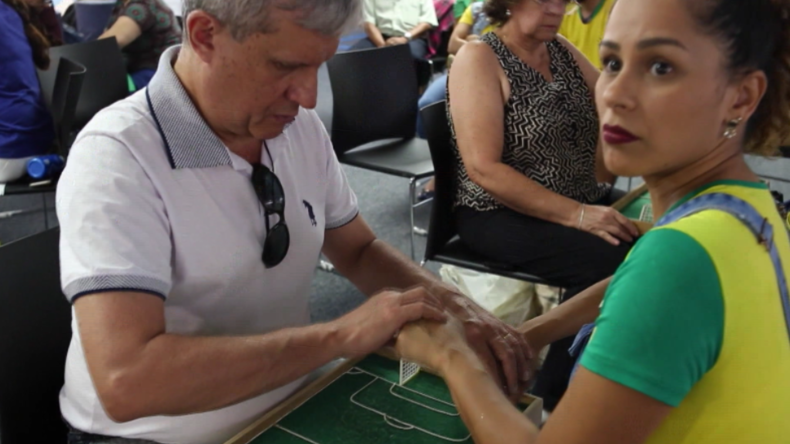 Wie Blinde in Sao Paulo mithilfe von Gehörlosen die WM verfolgen und bei Spielen mitfiebern