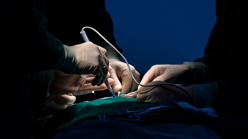 Chirurg führt trotz Blinddarmentzündung neun Operationen durch und landet selbst unter Skalpell