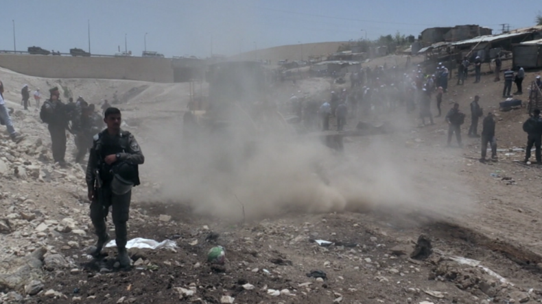 Protest gegen Bulldozer - Israel lässt nicht genehmigtes Dorf von Beduinen abreißen