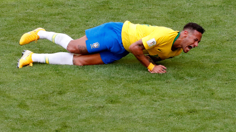 Seine Majestät, der Schwalbenkönig: Neymar verbringt insgesamt 14 Minuten flach auf dem WM-Rasen