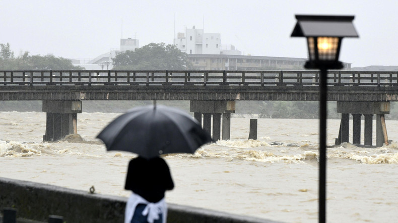 Unwetter in Japan - Hunderttausende müssen Häuser verlassen 