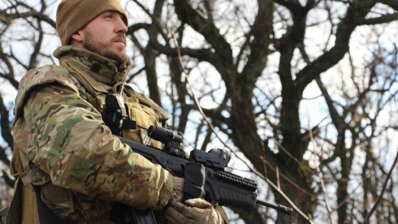 Ukrainisches Neonazibataillon Asow prahlt mit israelischen Waffen