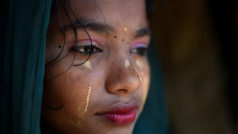 Gesichter von Geflüchteten Rohingya-Mädchen mit traditionellem Sonnenschutz 
