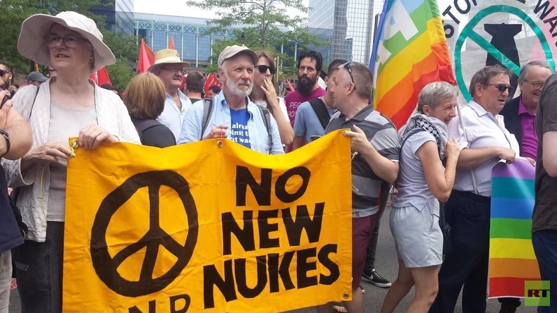 EXKLUSIVBILDER: Tausende Europäer protestieren gegen die NATO in Brüssel - die Medien schweigen