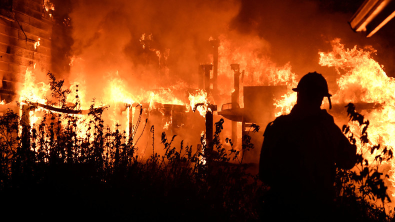 Tausende Feuerwehrleute kämpfen gegen Buschfeuer in Kalifornien an