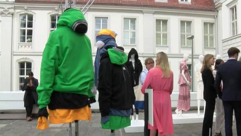 Um Zeichen gegen Diskriminierung zu setzen: Modeschöpfer erstellen Kippa-Hoodie