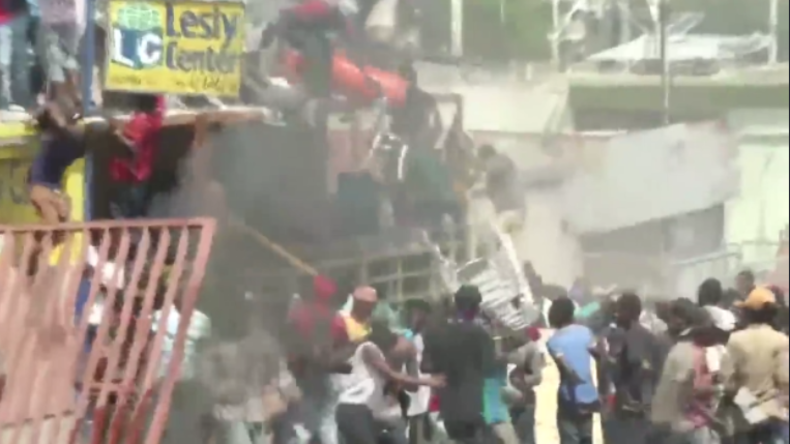 Blut und Plünderungen: Haitis Hauptstadt versinkt infolge wütender Proteste im Chaos 