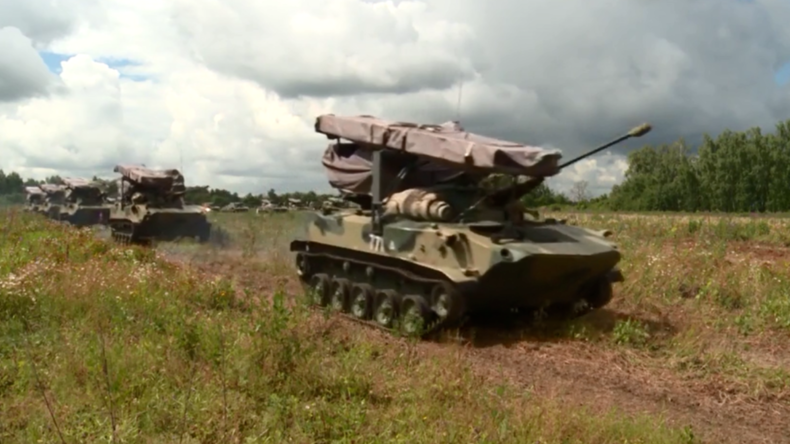 Russland: Große Militärübung gestartet – mit Abwurf von gepanzerten Fahrzeugen samt Personal