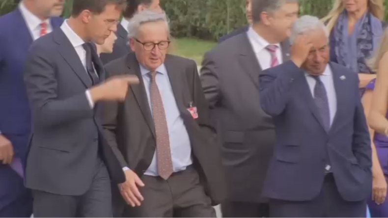 EU-Juncker torkelt durch NATO-Gipfel: Kaffee mit Schuss oder Hexenschuss? (Video)