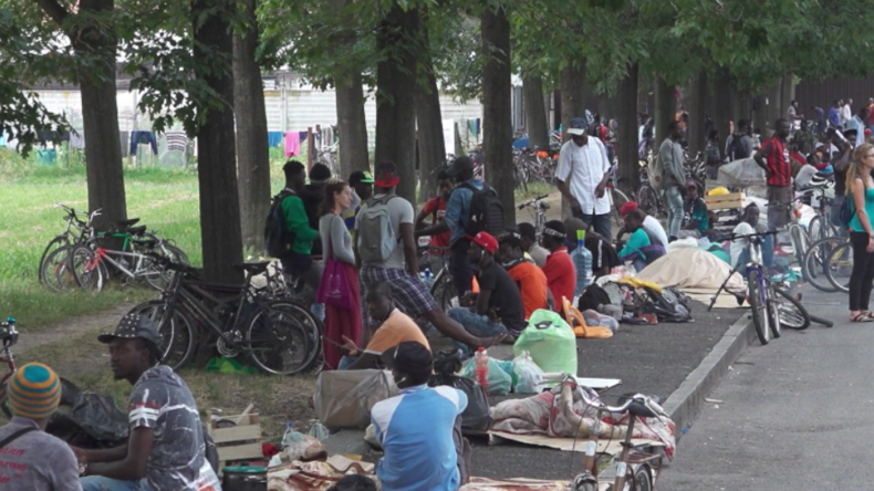 Chaos in italienischer Kleinstadt: Hunderte Migranten schlafen auf der Straße