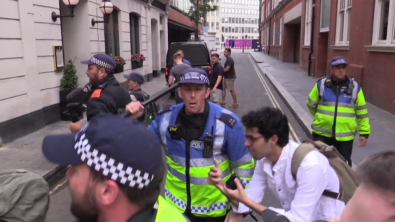 London: Anhänger von Tommy Robinson und Antifa-Protestler von Polizei mit Schlagstöcken getrennt