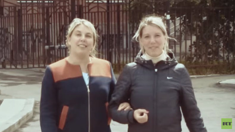 Durch reinen Zufall: Zwillinge aus Russland finden sich nach 35 Jahren Trennung wieder (Video)