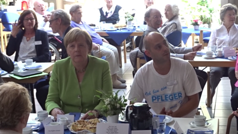 Bundeskanzlerin Merkel besucht Pflegeheim und lauscht bei Kaffeekränzchen Rap-Musik 