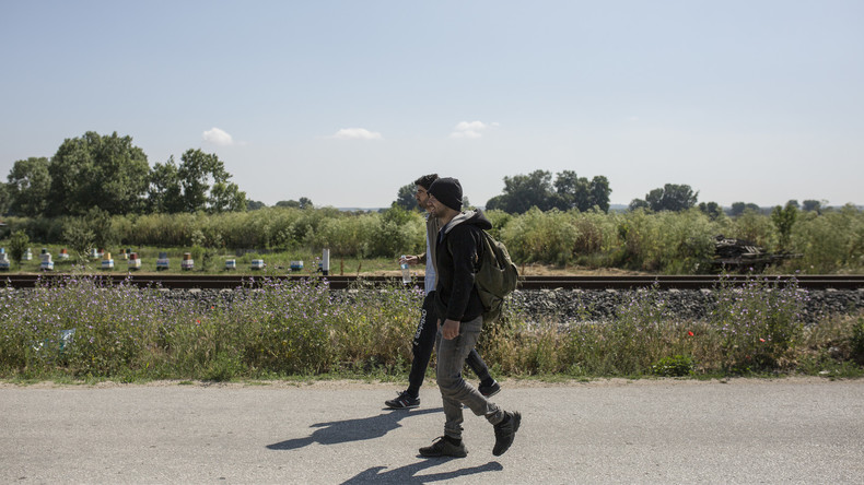 Der Weg führt für viele nach Deutschland: Migranten greifen zu falschen Identitäten