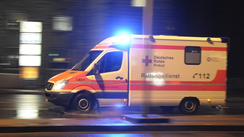 Rettungswagen mit hochschwangerer Frau kippt um – fünf Verletzte