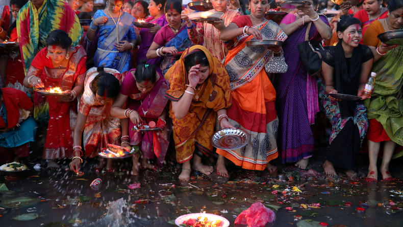 Puja: Verehrung der Hindu-Gottheit Bipodtarini in Bangladesch