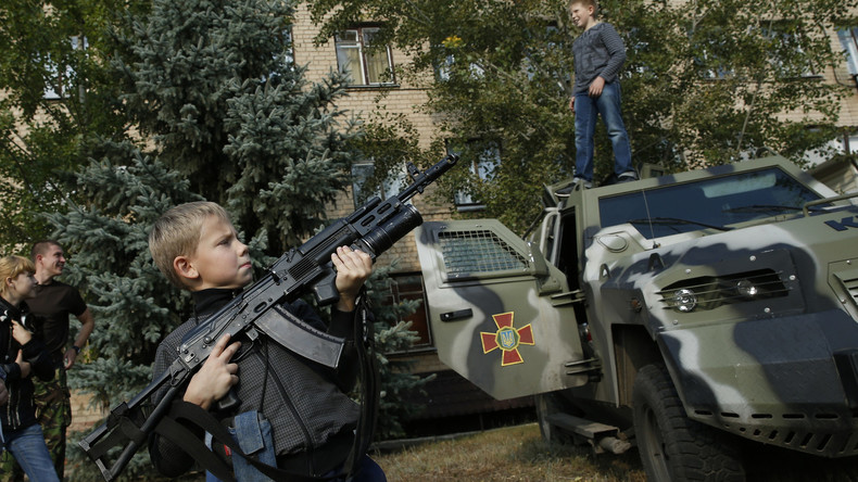 Paramilitärische Ausbildung Jugendlicher für den Krieg gegen Russland