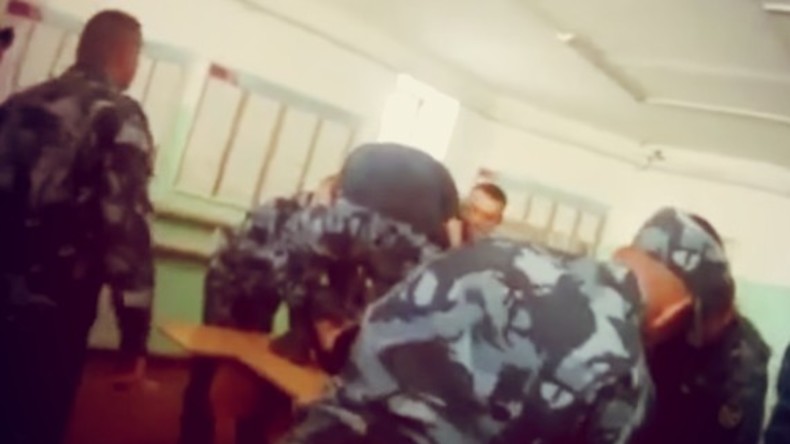 Schwerer Folterfall in russischem Gefängnis – sechs Gefängniswärter festgenommen (Video)