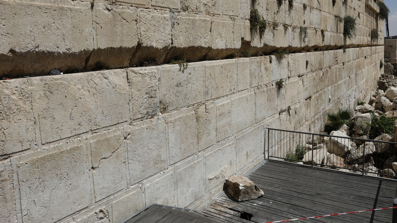 Israel: 100 Kilogramm schwerer Stein löst sich aus Klagemauer und fällt Betenden zu Füßen