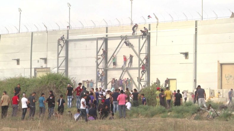 Gaza: Protestler erstürmen israelische Mauer - Israel regiert mit Schüssen und Tränengas