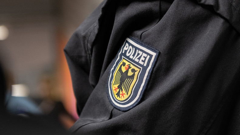 Saarland: Polizei hebt Waffenlager mit 100 Waffen aus 
