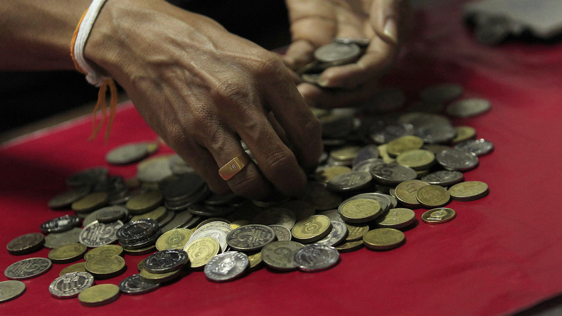 In kleiner Münze heimgezahlt: Inder zahlt über 300 Euro Monatsunterhalt an Ex-Frau in Kleingeld
