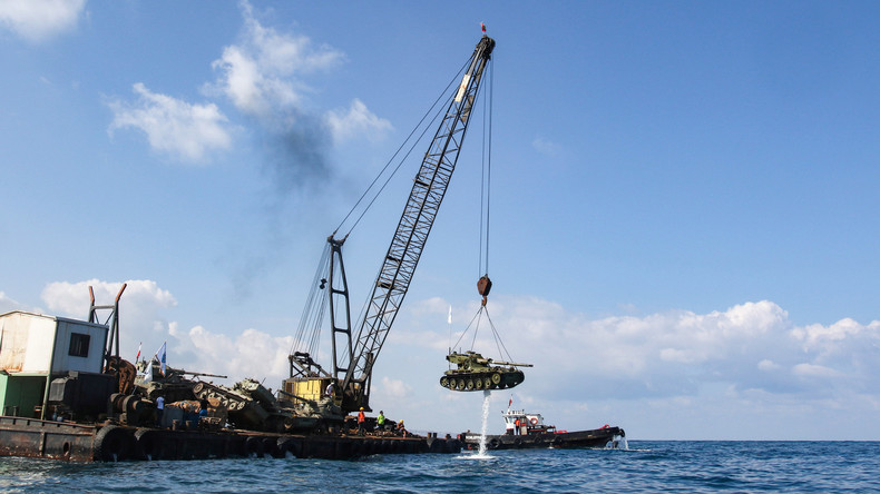 Panzer zu Korallenriffen: Libanesische Umweltaktivisten versenken zehn Kampffahrzeuge ins Mittelmeer